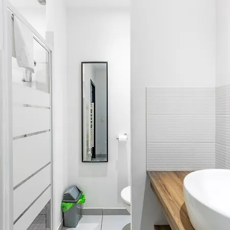 Apartment Centre *